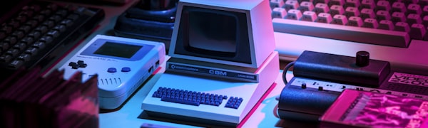 DOTA2国际邀请赛主舞台 - 绚丽的灯光与巨大的冠军神盾